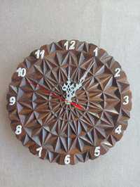 Ръчно правен часовник от дърворезба