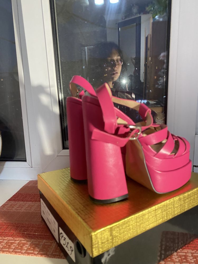Розовая обувь под Версаче