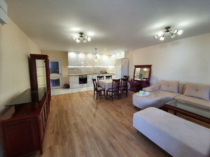 Дава се под наем Тристаен апартамент в Варна, Център - 160 кв.м за 1300 € - Снимка #1