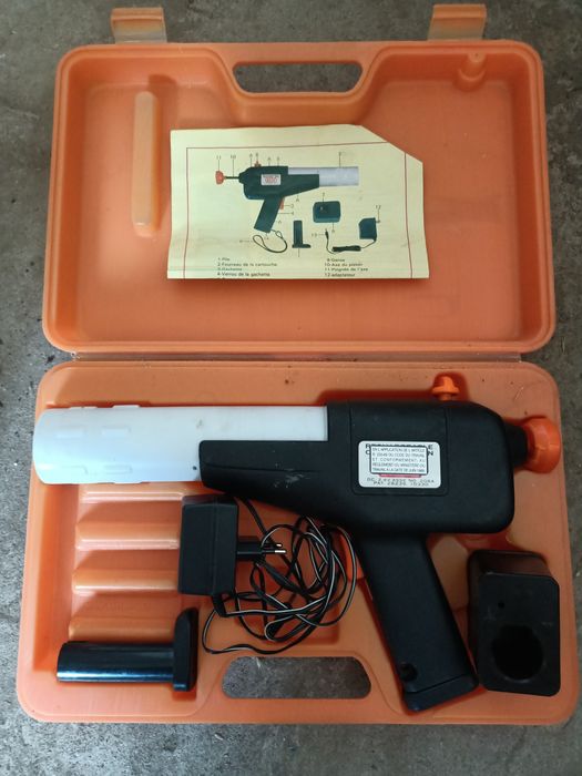 Pistol de silicon cu acumulator