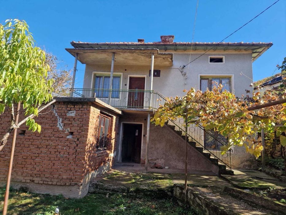 Двуетажна къща в с. Петрич