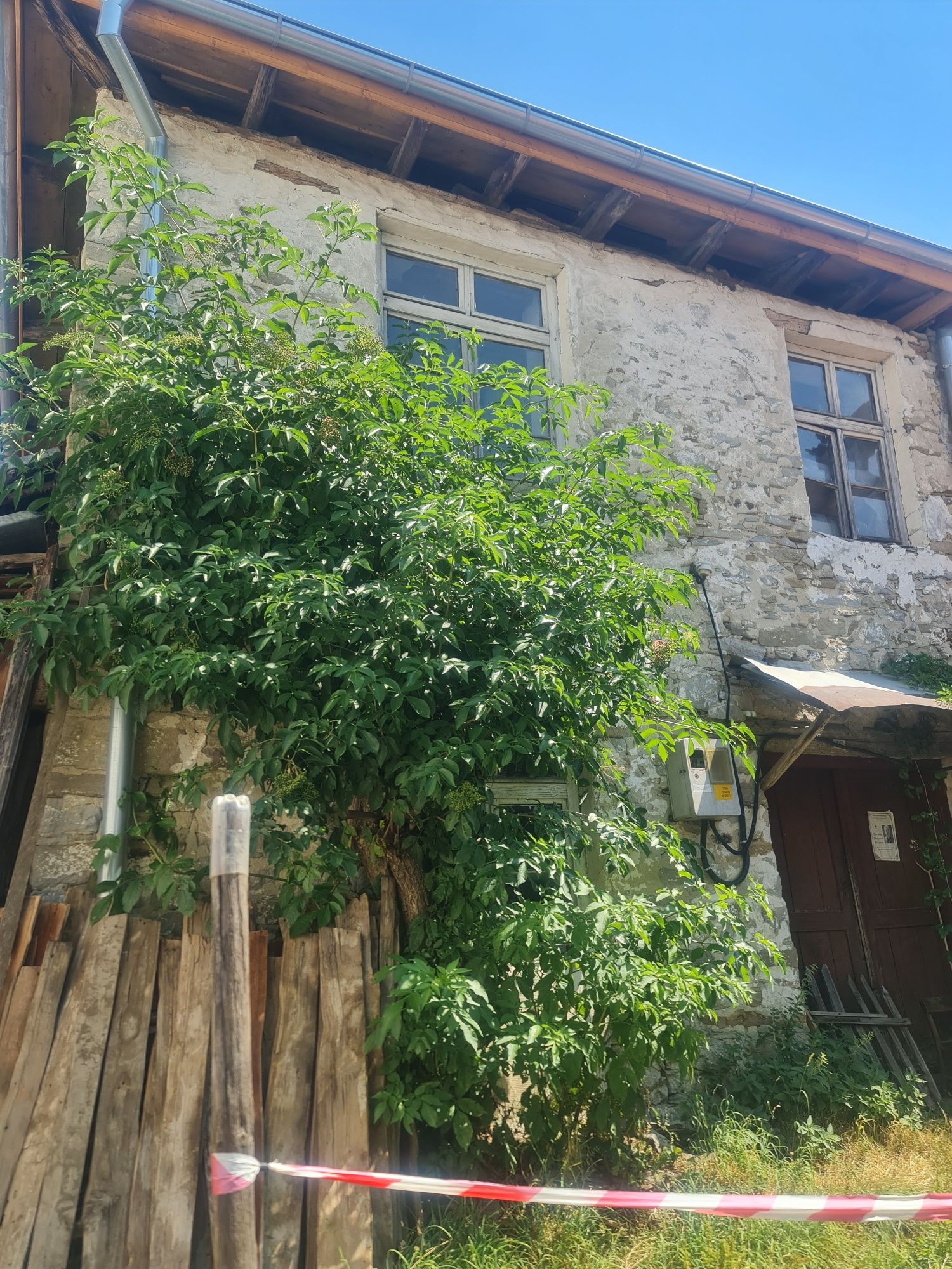 Продавам каменна къща в с.Момчиловци