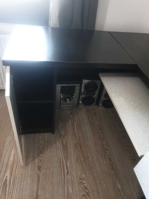 Birou mare wenge cu alb cu flori pe colt