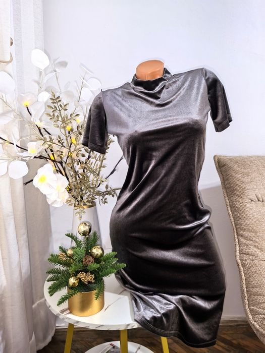 Rochie Zara catifea mărimea M nouă
