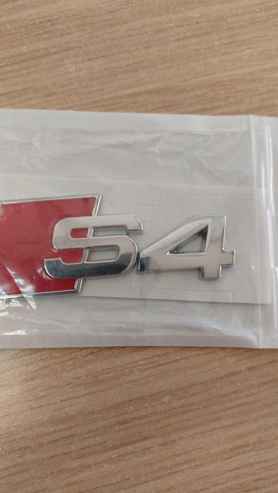 Продавам автомобилни емблеми