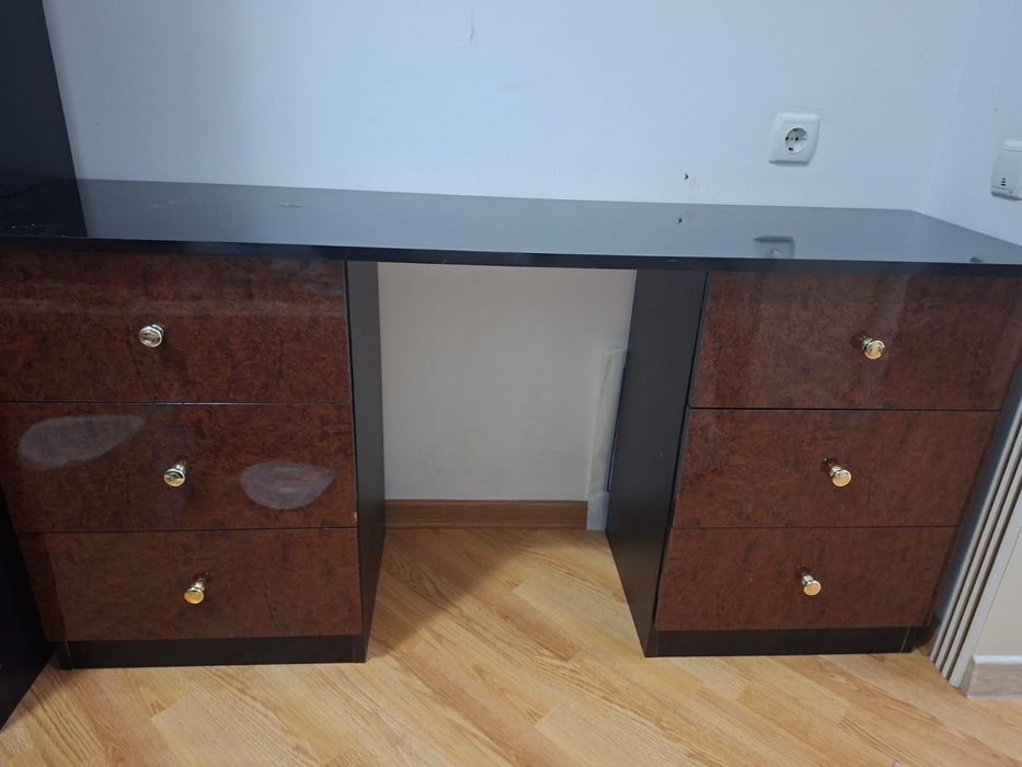 Продоётся шкаф  с туалетным столиком.