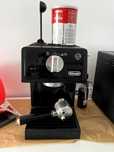 Espressor manual DELONGHI  15 bar, sistemul Cappuccino, negru-argintiu