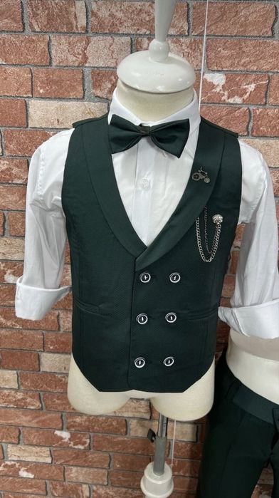 Елегантни детски костюми – стил и класа за малки джентълмени!