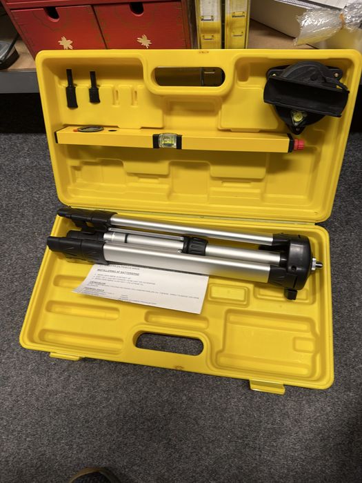 Set nivelă laser cu trepied și cutie – complet, ca nou!
