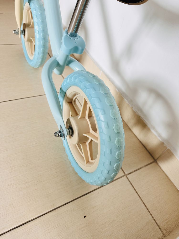 Bicicleta de echilibru pentru copii