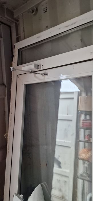 Продам алюминиевую белую дверь