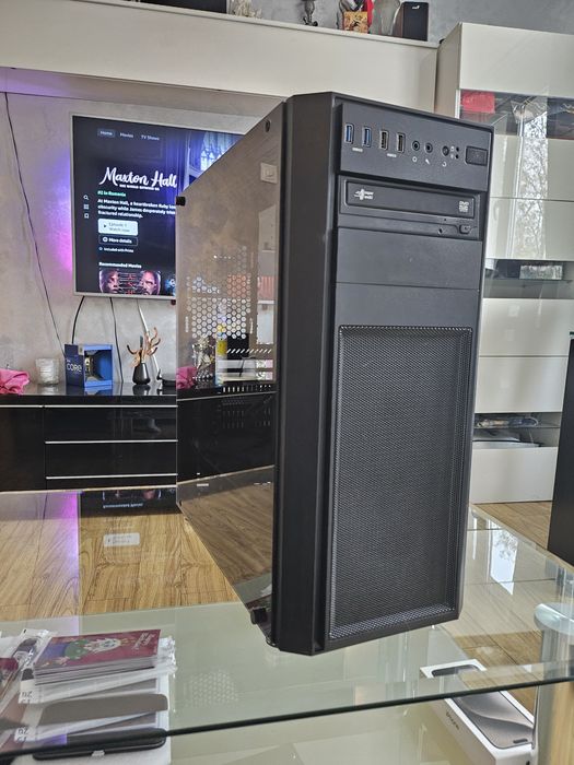 Vand carcasa corsair cu sticlă laterală si dvd impecabila