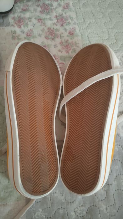 Маратонки Reebok, кецове, и сандали Ipanema.