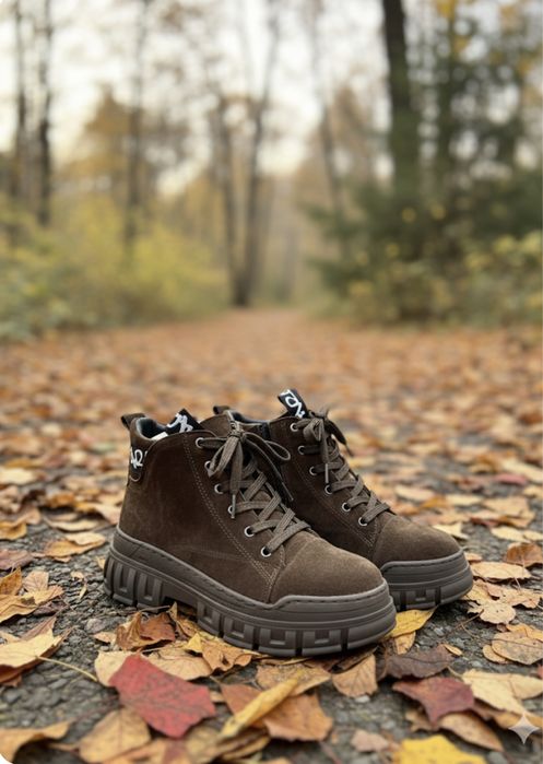 Дамски кафяви спортни боти