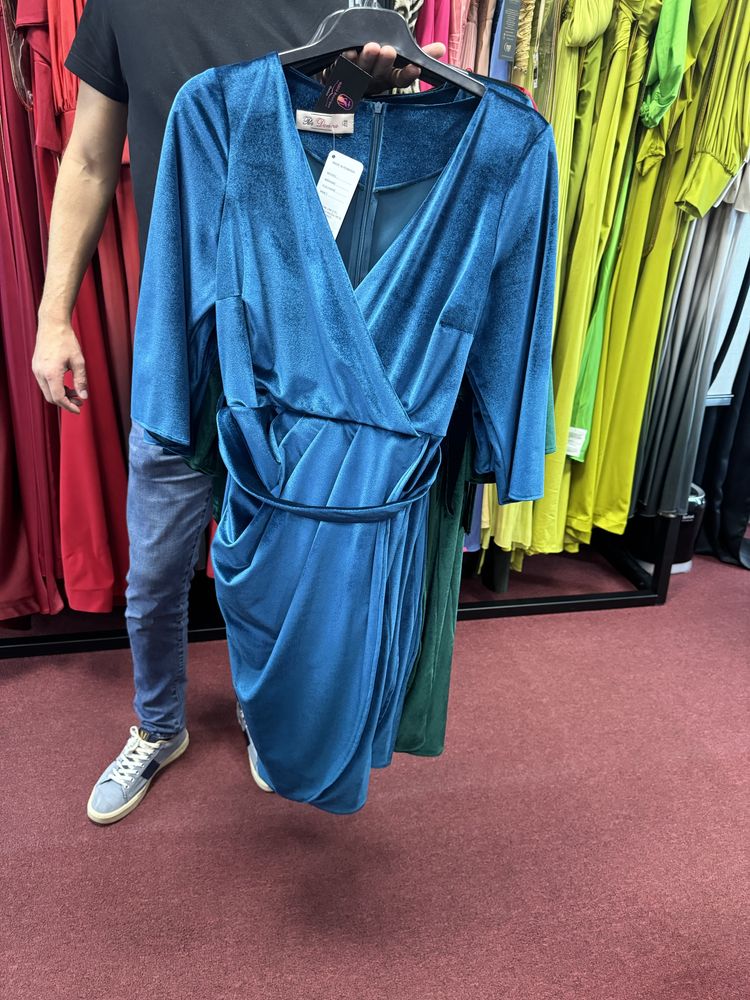Se vinde lot de rochii noi