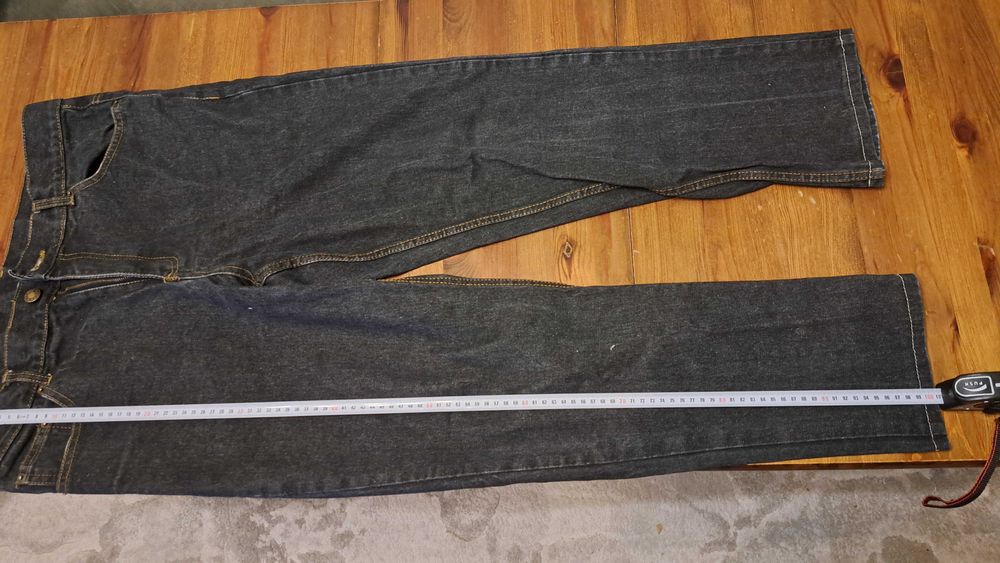 Два чифта здрави и запазени дънки