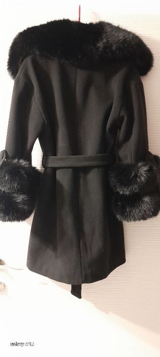 Haină damă cu blanită este detașabilă blanită și la mâneci și la guler