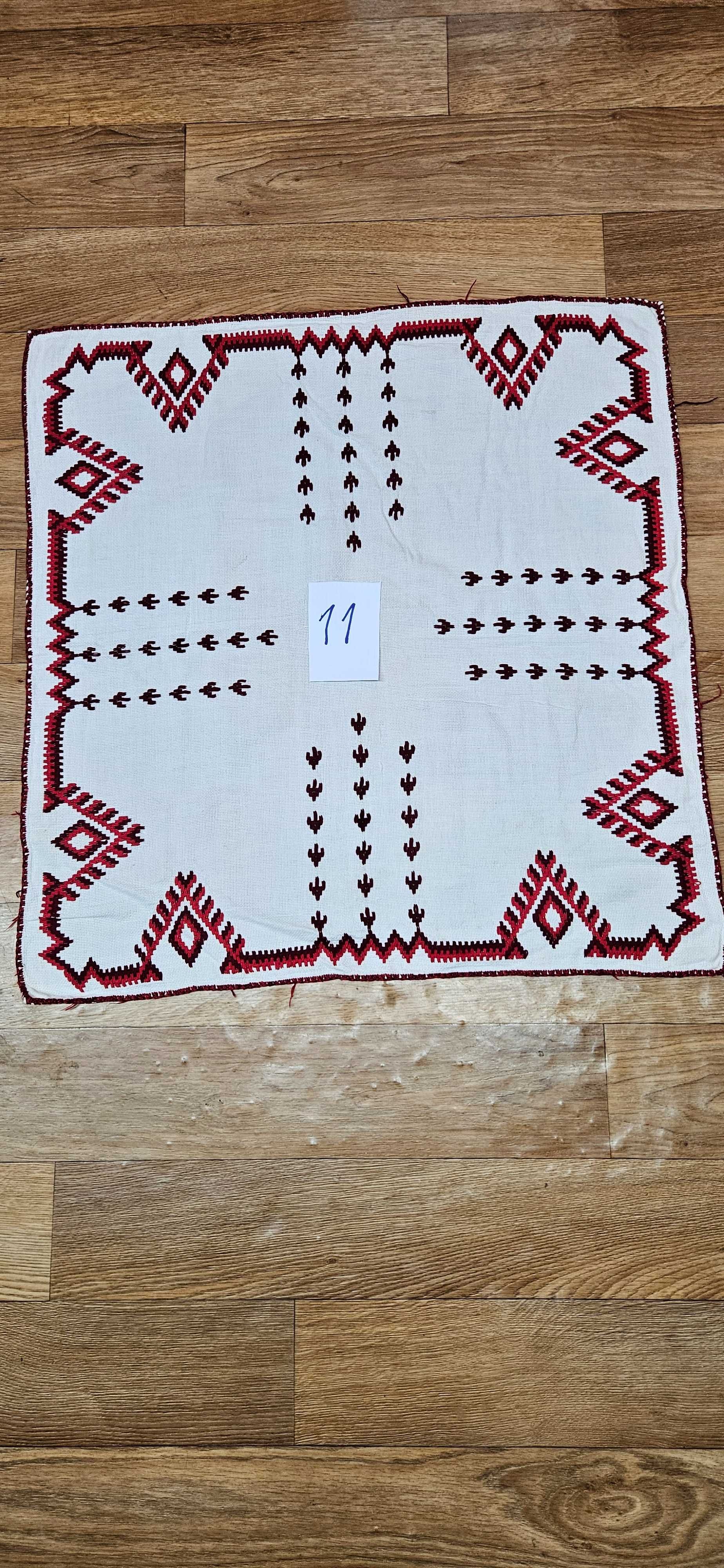 Продавам ръчно бродирани карета,различни размери.
