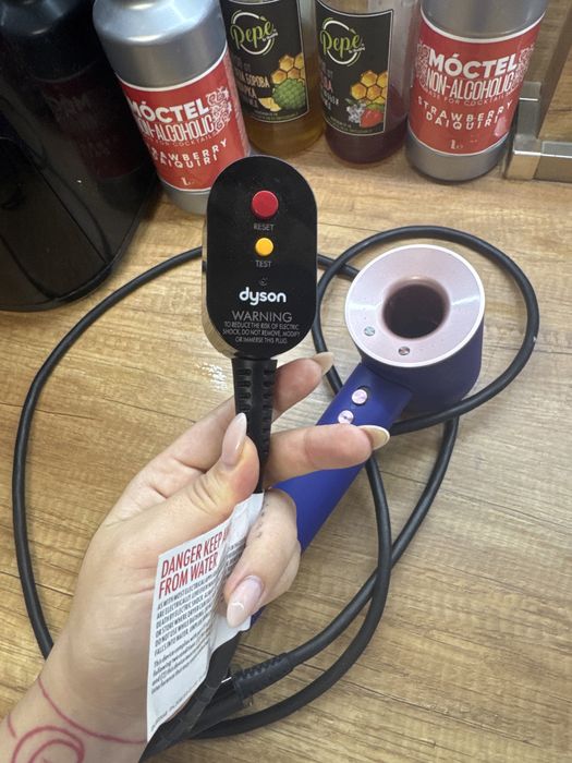 Dyson сешоар с американски контакт