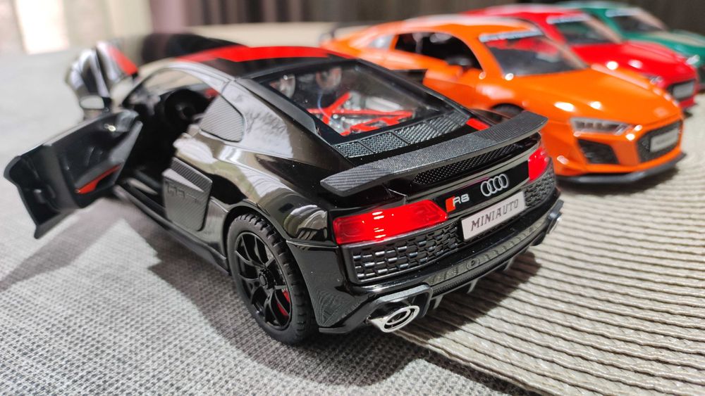 Метални колички Audi R8. Мащаб 1:24.