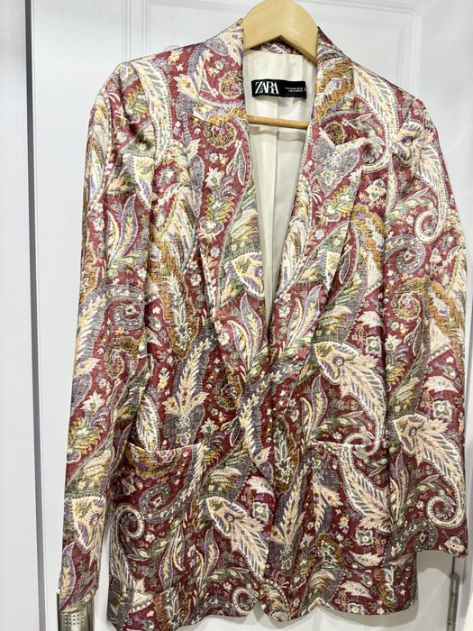 Сатенирано сако Zara