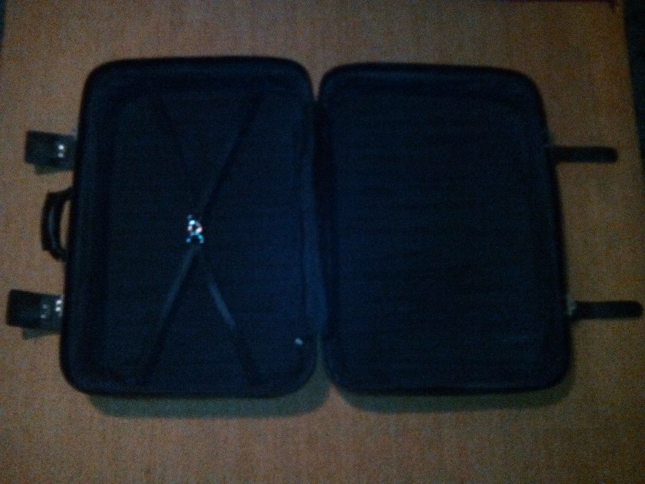 Geamantan negru din piele