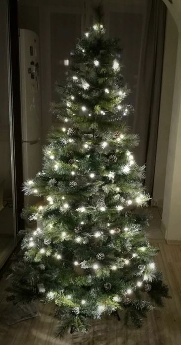 Brad realistic 1,80 m suport metalic ,conuri si zăpadă