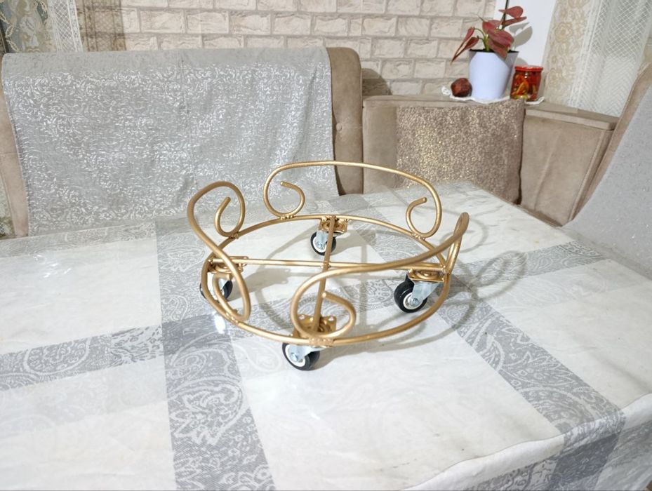 Металлические подставки под цветы.