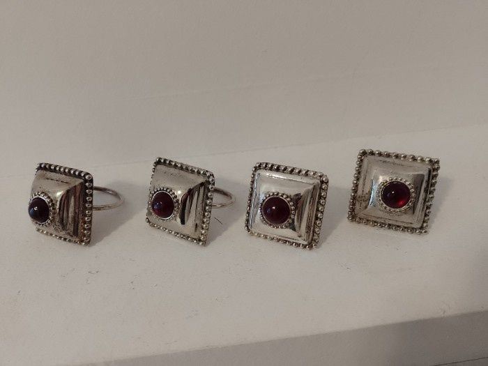 Set de 12 inele pentru serverele din bronz argintat,piese cu o lucrătu