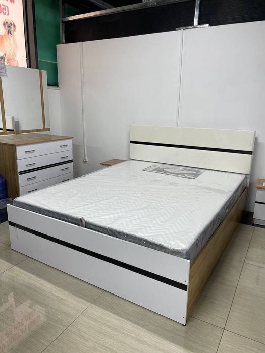 Двуспальная кровать с подъёмным механизмом