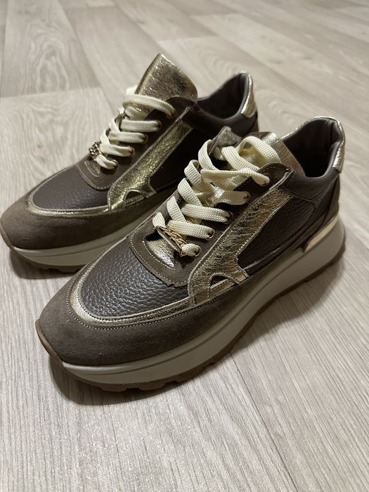 Продаются кроссовки