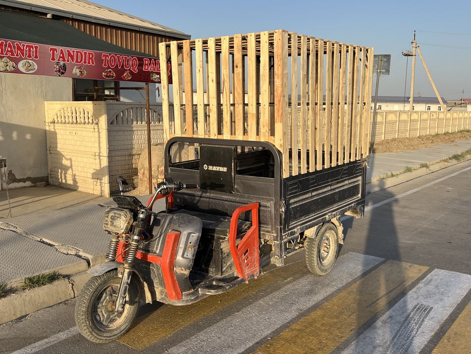 Tritsikill sotiladi savdo uchun mujalangan yonlari baner bilan yopilga