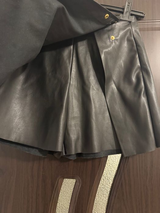 Кожена пола и блуза