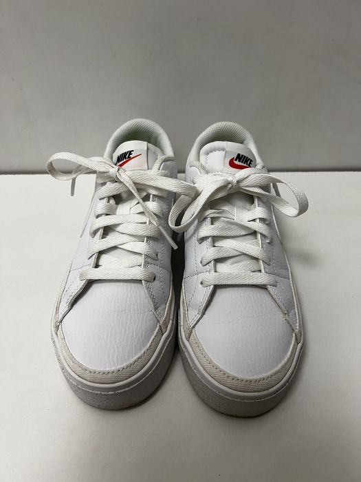 бели обувки nike