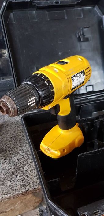 Винтоверт Dewalt DC728