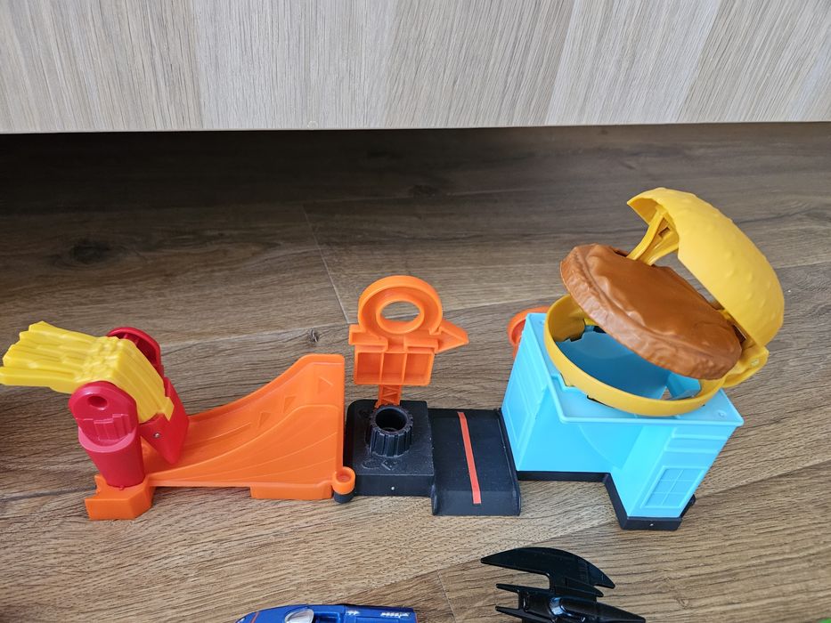 Комплект колички, автовоз и писта Hot Wheels