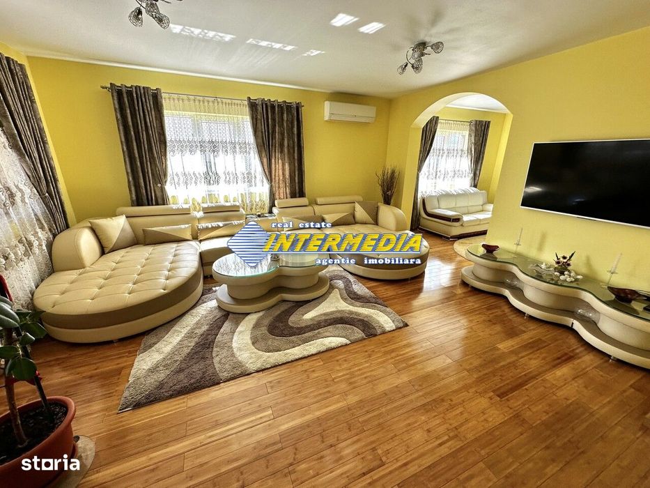 Casa deosebita de vanzare D+P+M cu garaj, teren 400 mp. finisata,