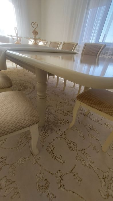 стол со 12 стульями.