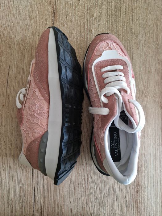 Маратонки по модел на Valentino