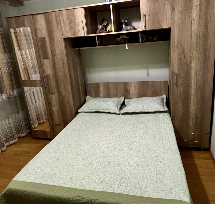 Dormitor complet dulap rafturi dulap umerase sertare la pat salteaua