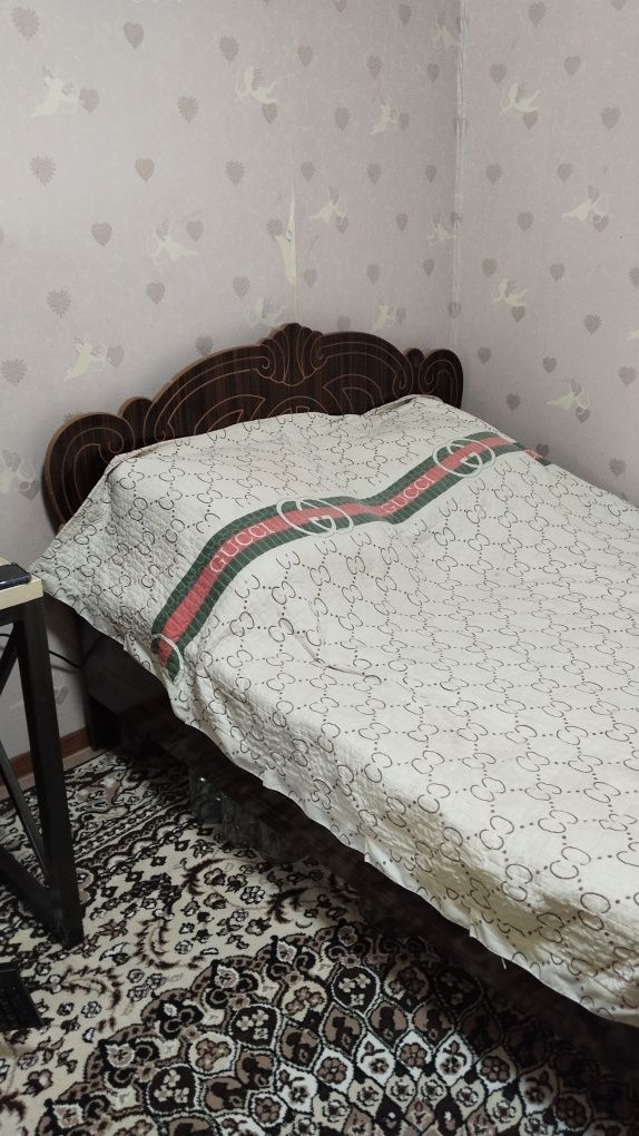 Спальный крават сотилади