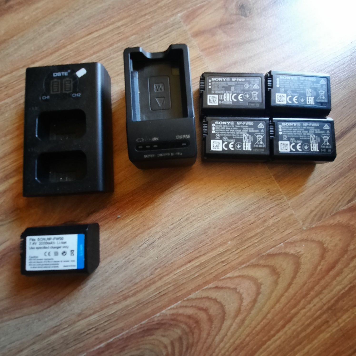 Батерии Sony np-fw 50 и зарядно