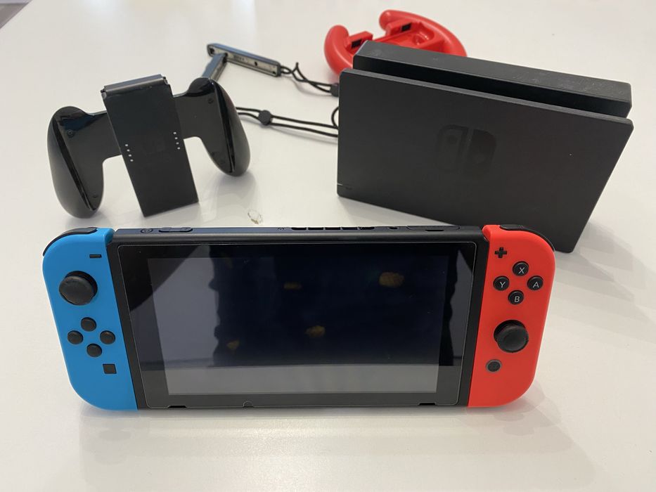 Nintendo Switch пълен комплект + 5 игри и кейс