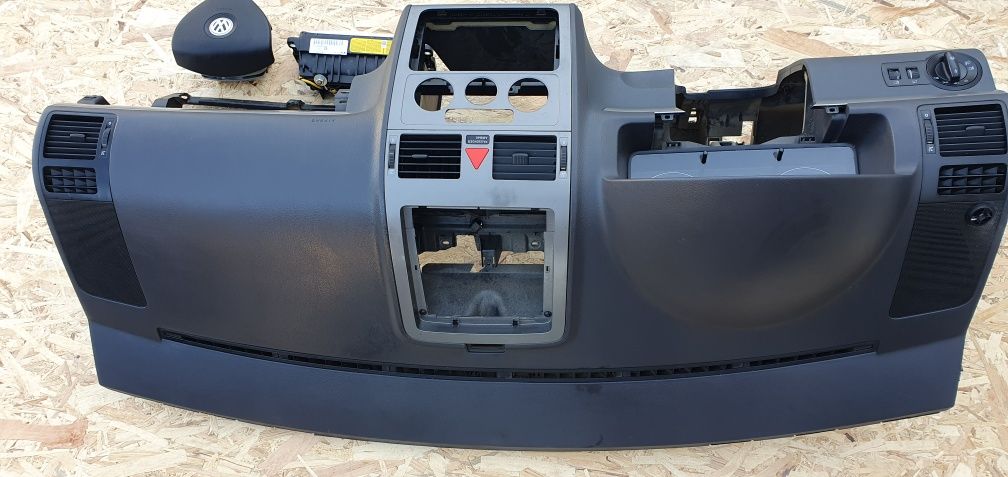 Planșă bord Touran facelift din 2010 cu airbag 5N0880201B  1T0880204E