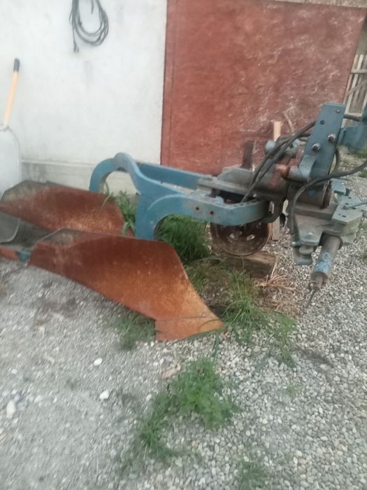 Vând plug cu două trupițe