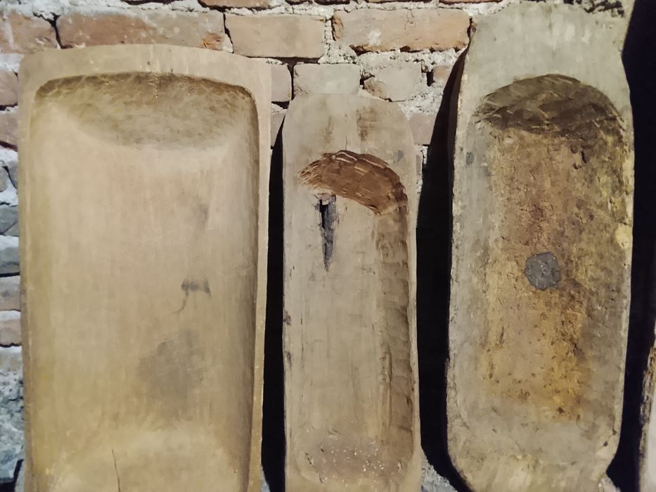 Четири броя много стари дървени корита