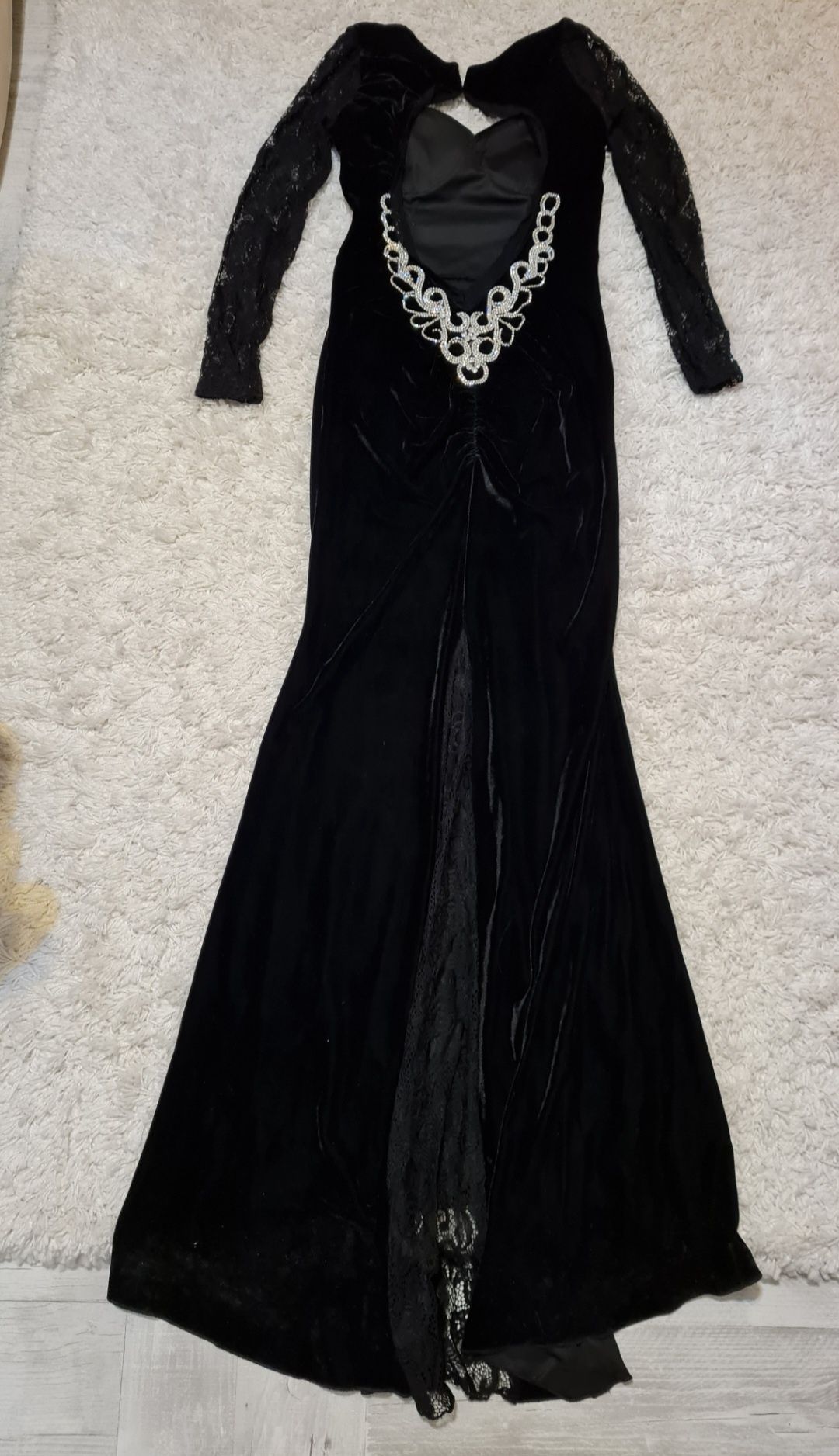 Rochie neagră din catifea lungă cu dantelă și strasuri de ocazie-36
