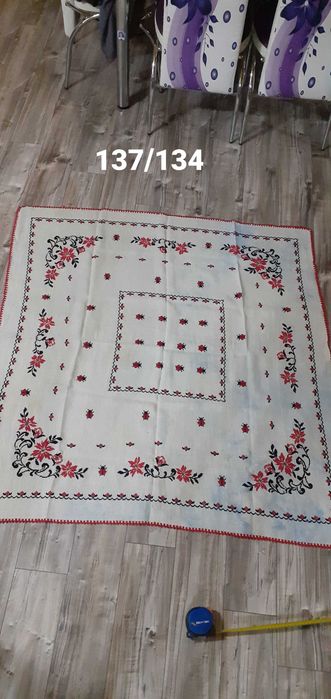 Trei fete de masa si 2 peretare