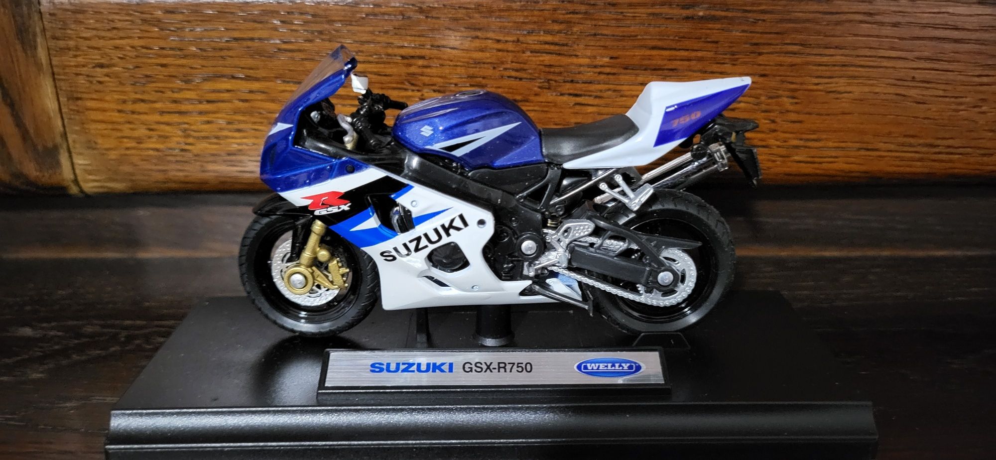 Macheta Suzuki GSX-R750 1:18 noua