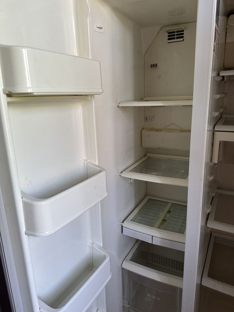 В хорошем состоянии холодильник  2 дверной, все работает